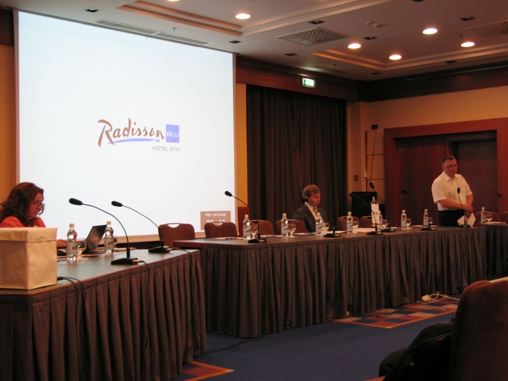 Синхронный перевод украинских провайдеров в отеле Рэдиссон, начало заседания.