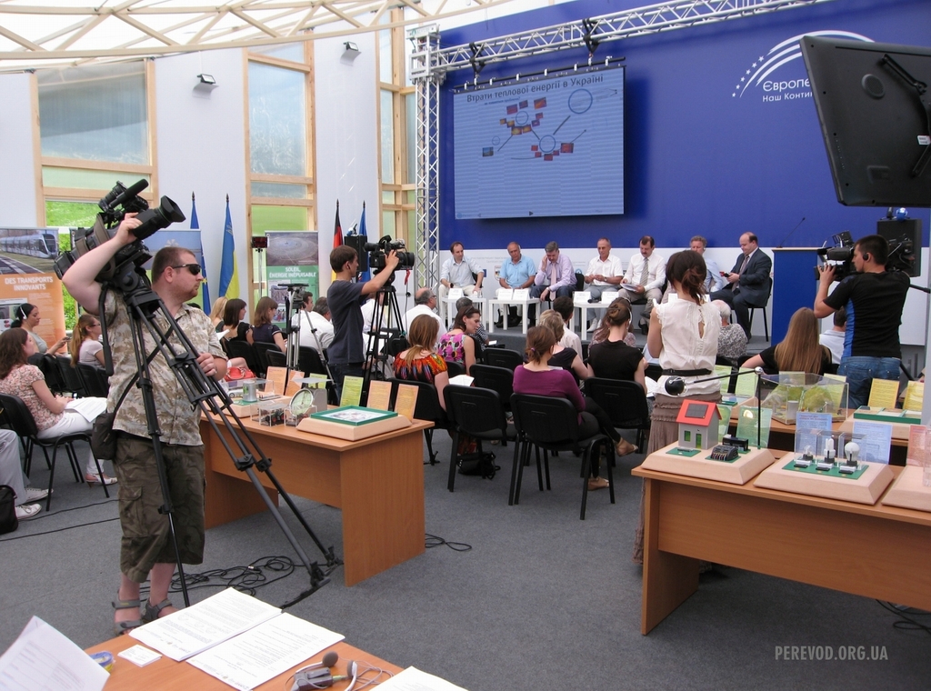 Синхронный перевод обсуждения энергетики в Украине, телевизионные группы на конференции