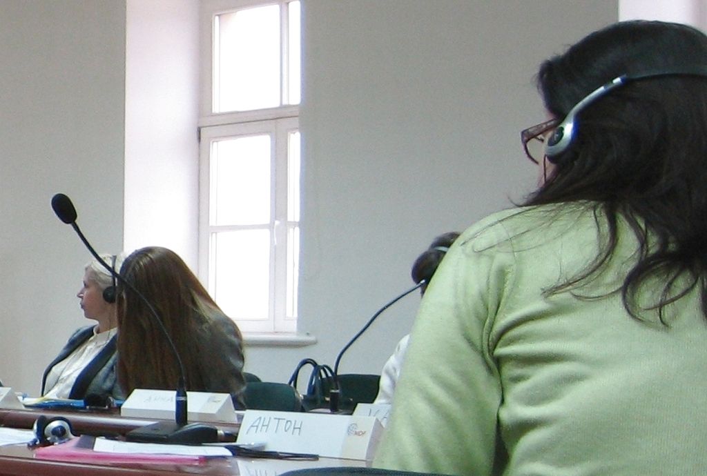слушатели синхронного перевода на тренинге в академии МИД.