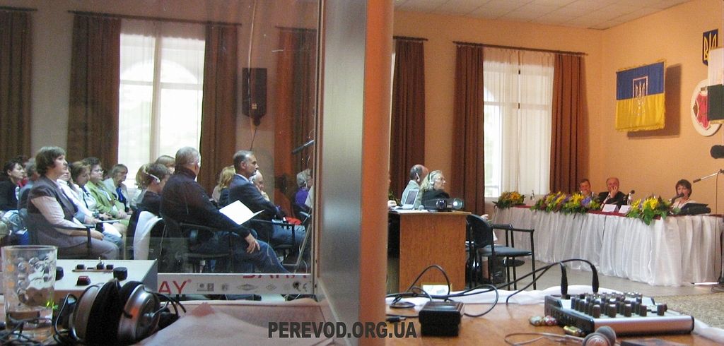 Синхронный перевод конференции в полтавском художественном музее.