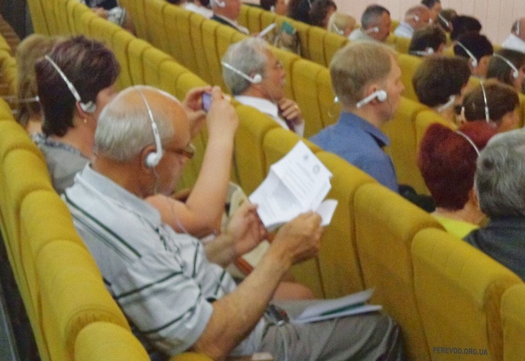 Делегаты профсоюзов слушают синхронный перевод английского языка в наушниках, отель «Турист» Киева