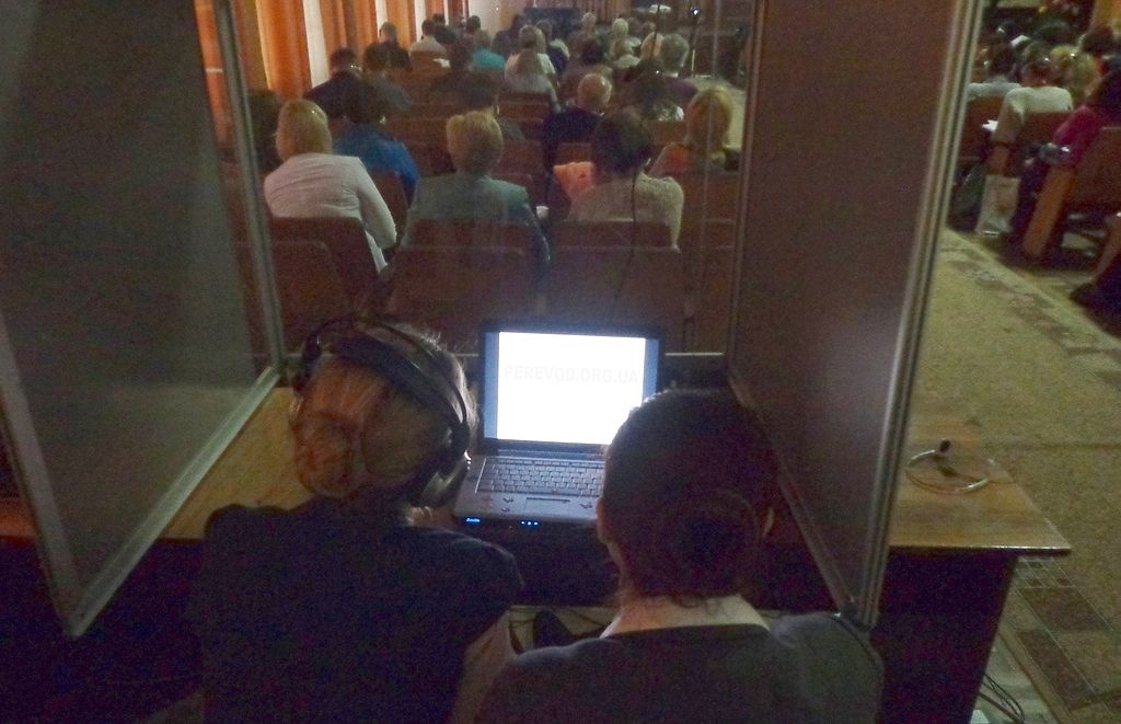 Переводчики-синхронисты переводят медицинскую конференцию в Львове