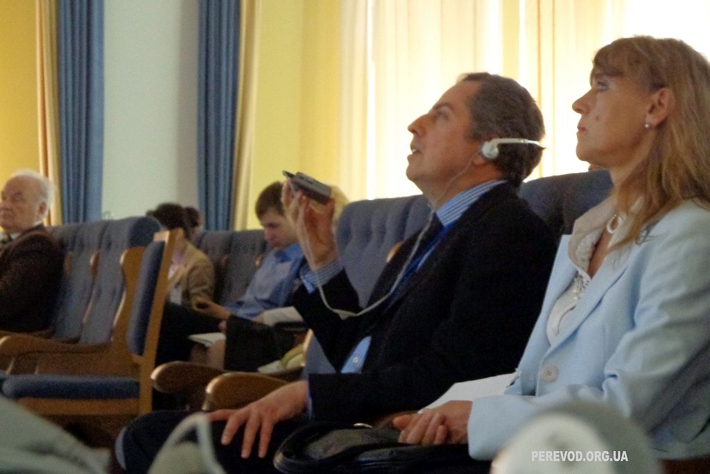 Иностранные гости слушают синхронный медицинский перевод на английский язык