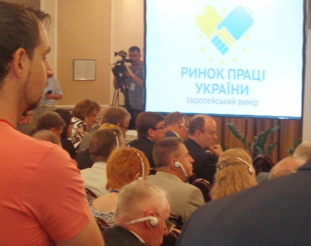 Синхронный перевод в отеле Президент Киева, слушатели в зале, экран и оператор