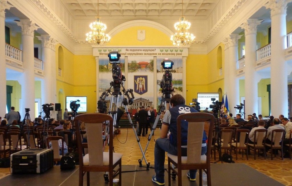Работа видеооператоров и журналистов в зале КМДА и синхронный перевод для присутствующих.