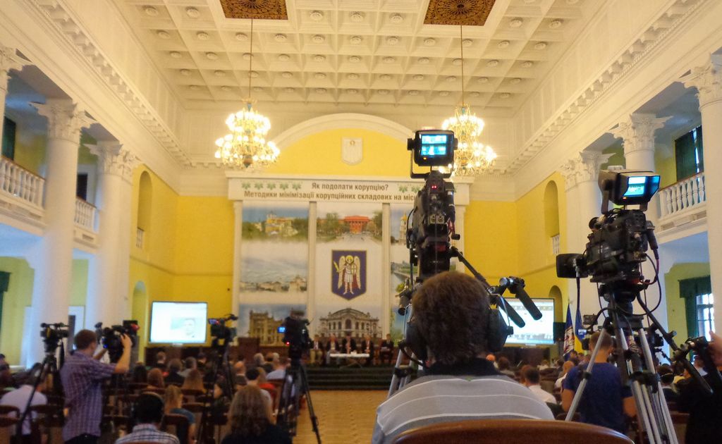 Видеосъёмка телеканалами и работа журналистов на конференции в КМДА.