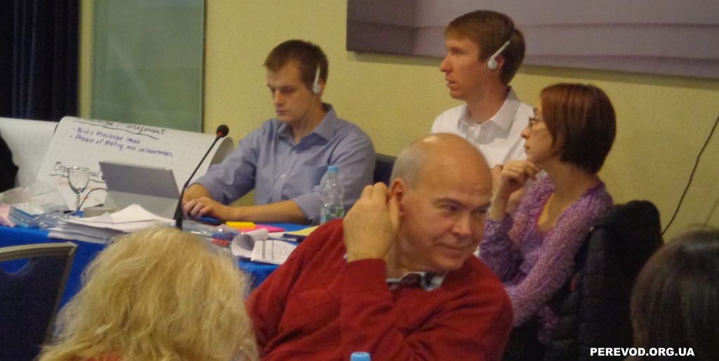 Синхронный перевод семинара между членами организации ТЧХУ в конференц-зале с ИК системой для трансляции