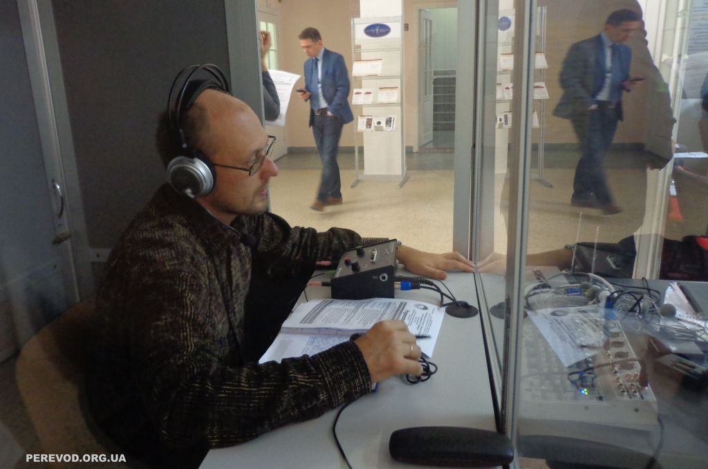 Переводчик-синхронист Сергей Налисный в процессе перевода в ТПП Украины