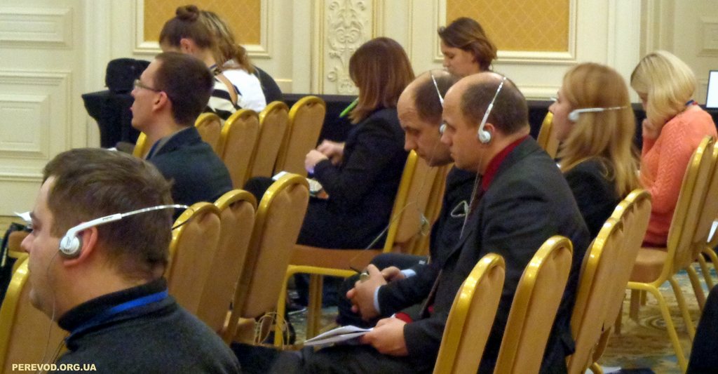 слушатели синхронного перевода на конференции в отеле Fairmont