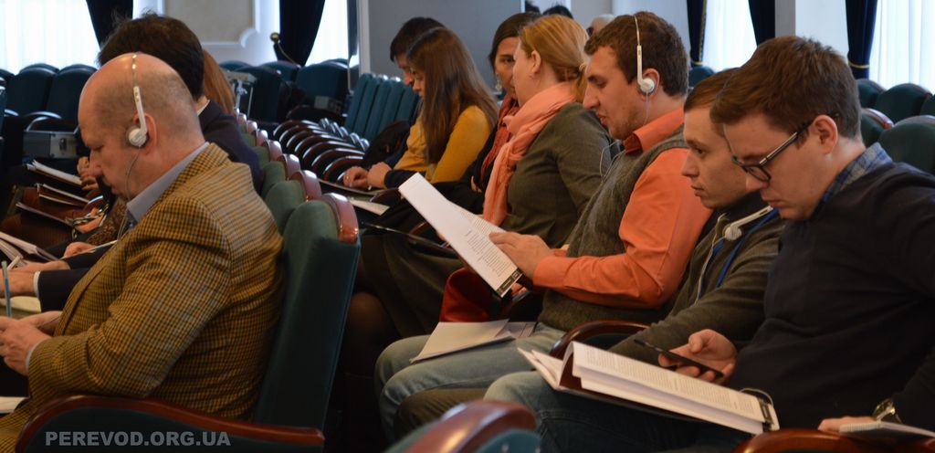 Участники слушают синхронный перевод и знакомятся с материалами конференции.