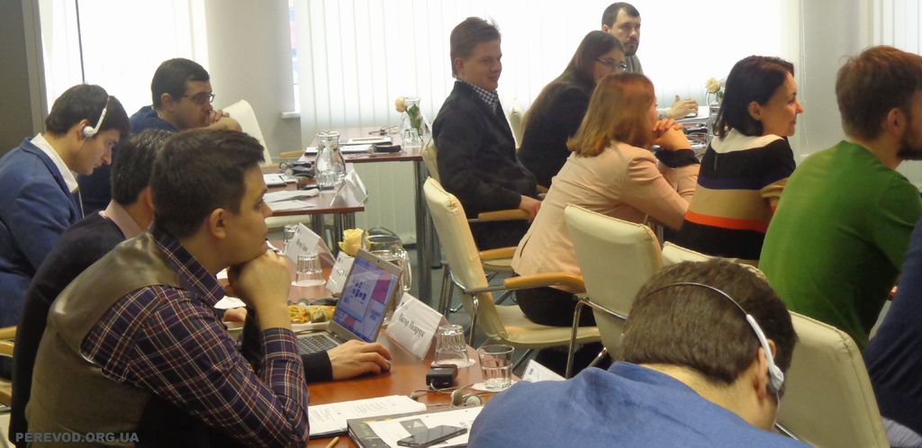 Заключительные обсуждения с синхронным переводом в киевской школе экономики