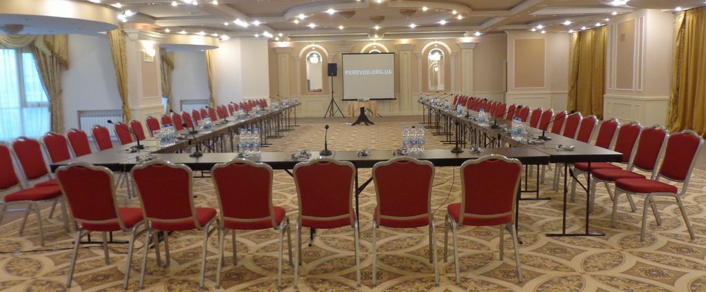 Подготовленный зал в отеле PRESIDENT для конференции с синхронным переводом