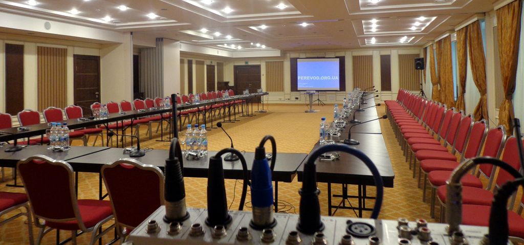 Готовность зала к проведению социальной конференции в отеле PRESIDENT, Синхронный перевод, отель PRESIDENT