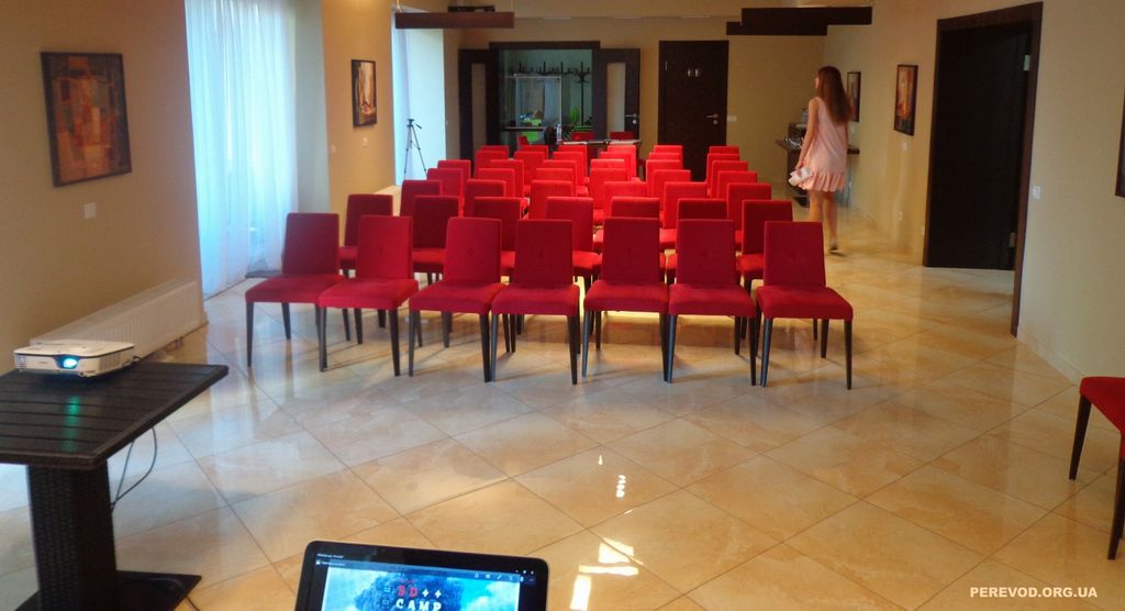Зал для конференций в Пуща Конгресс отель перед началом тренинга, конференц-зал, проектор, компьютер, кабина переводчика