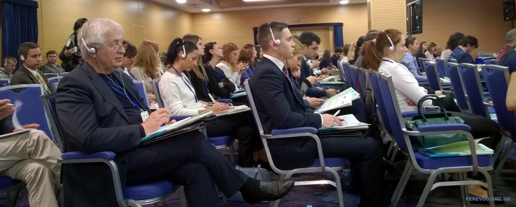 Участники и гости конференции слушают синхронный перевод в отеле «PRESIDENT» Киева, работа переводчиков и журналистов.