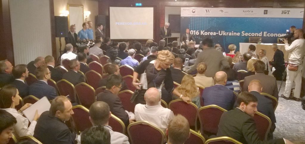 Открытие форума с синхронным переводом, выступление представителей Кореи и Украины