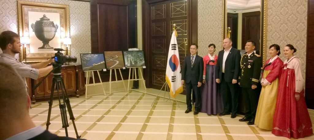 Встреча представителей Кореи с иностранными гостями