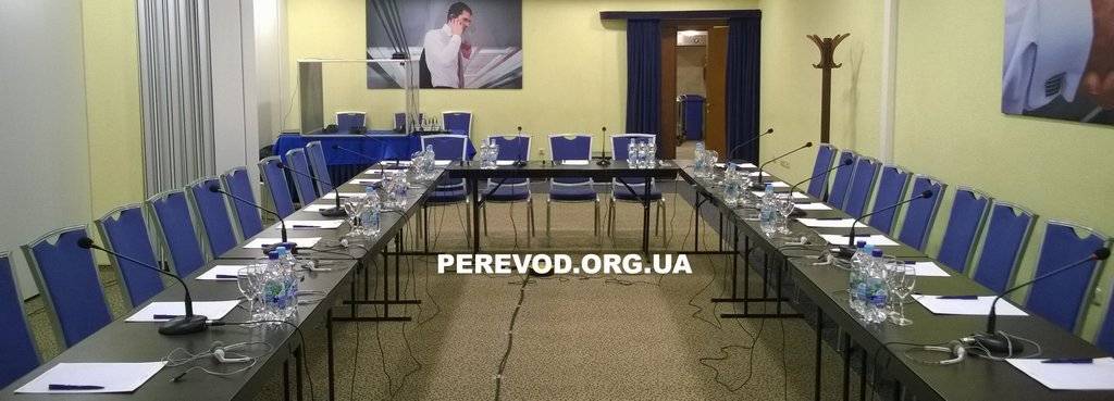 Готовность аппаратуры синхронного перевода в зале отеля «Президент» Киева.