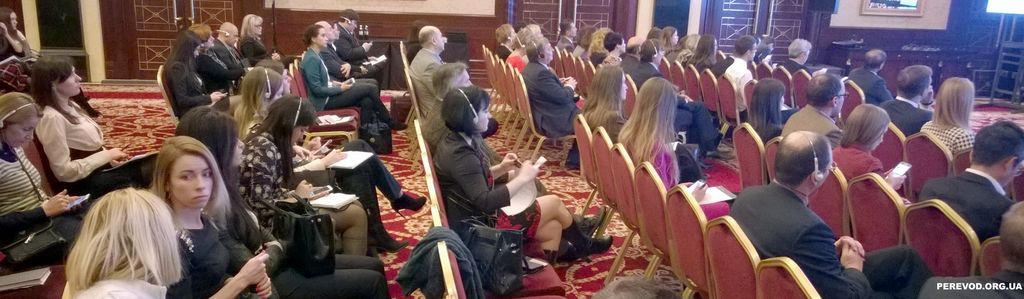 Участники форума слушают синхронный перевод английского языка в Киеве.