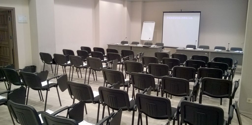 Подготовка аудитории к украинско-германской конференции и синхронному переводу в отеле Братислава