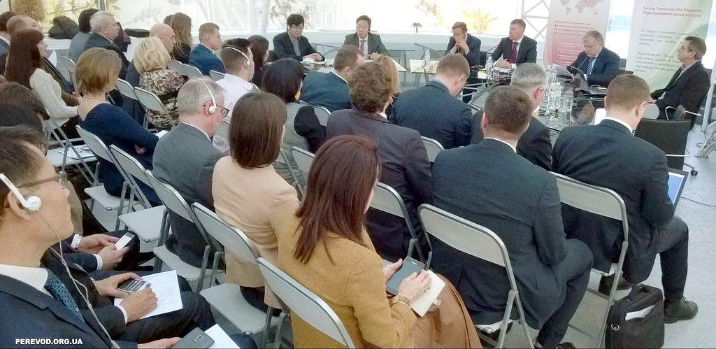 Синхронный перевод докладчика, корейская делегация слушает перевод презентации украинских представителей