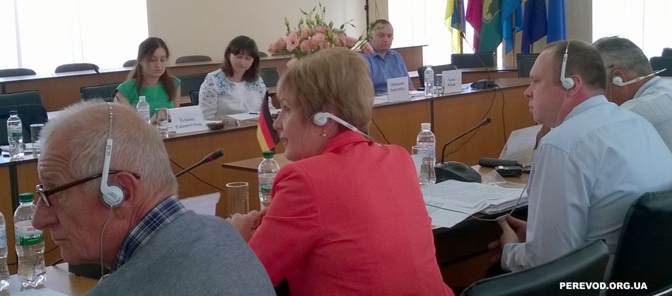 участники семинара используют систему синхронного перевода в Харькове