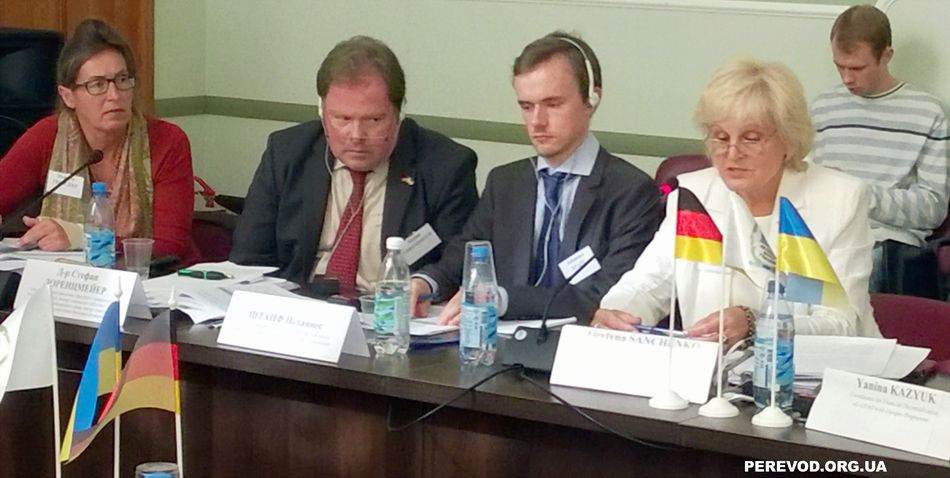 Представители Германии и Украины, используя синхронный перевод, обсуждают проблемы и достижения в Луганской области