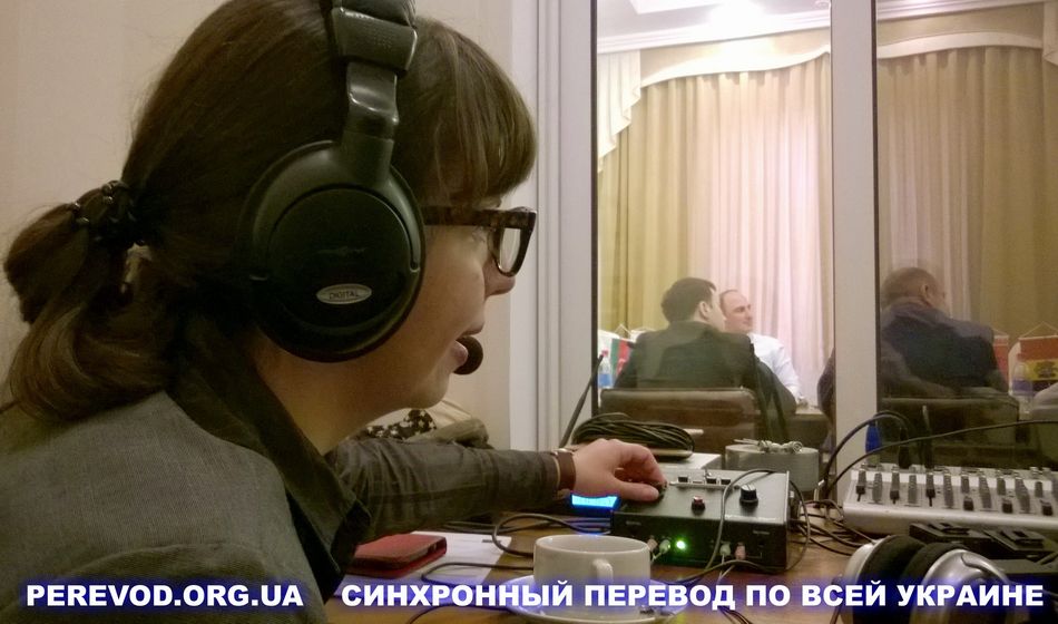Переводчик-синхронист Юлия переводит тренинг с английского языка.
