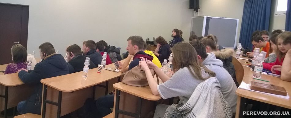 Аудитория слушателей синхронного перевода и кабина для переводчиков немецкого языка в Киеве