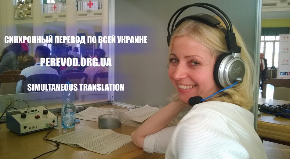 Переводчик-синхронист английского языка на привычном рабочем месте в кабине для перевода