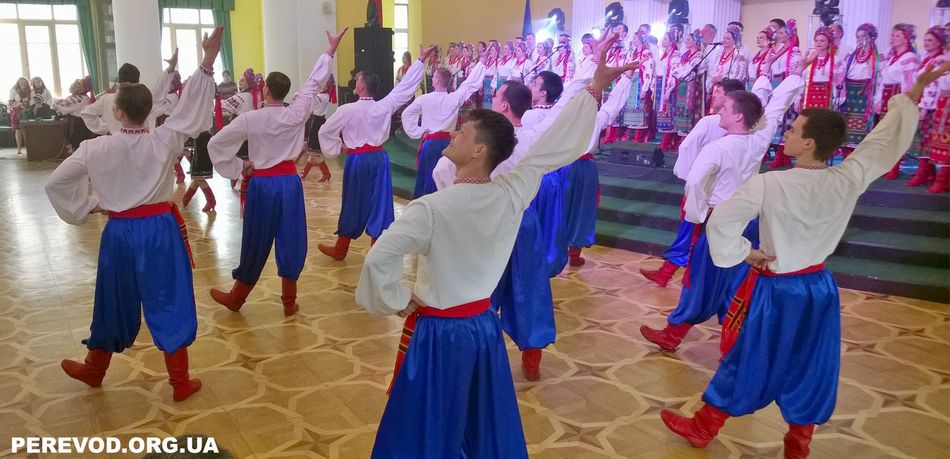Украинские танцы, песни и пляски прямо перед участниками и иностранными гостями