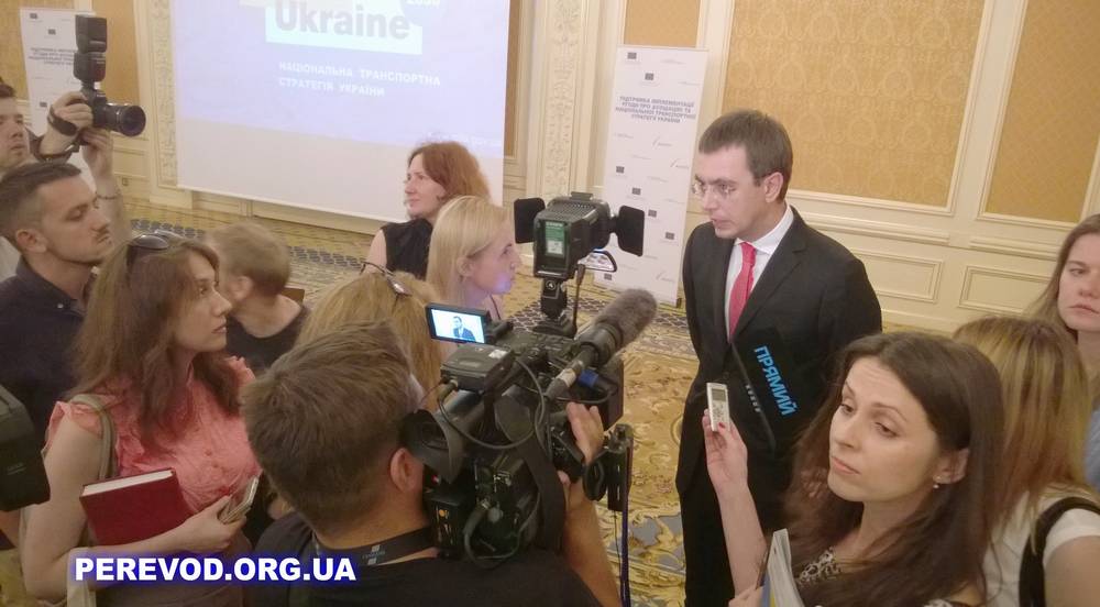 Владимир Владимирович Омелян даёт интервью прессе с последовательным переводом на английский язык
